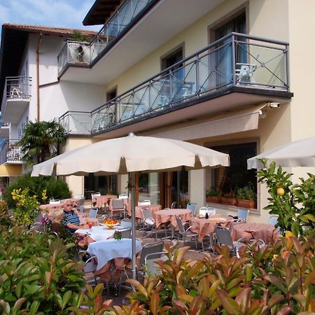 Hotel Bellavista Малчезине Екстериор снимка